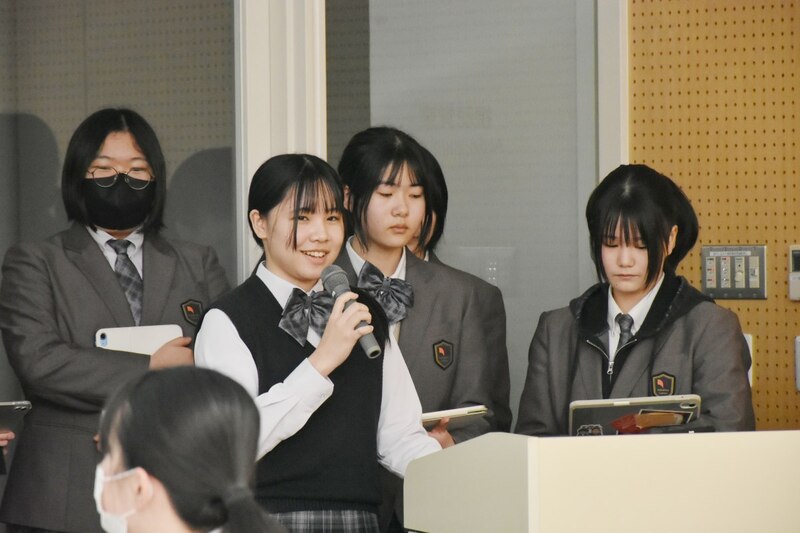 発表する中村学園女子高校の生徒