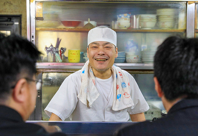 福岡信用金庫、創業100周年企画／第5回 ラーメンの名店で歴代担当者の